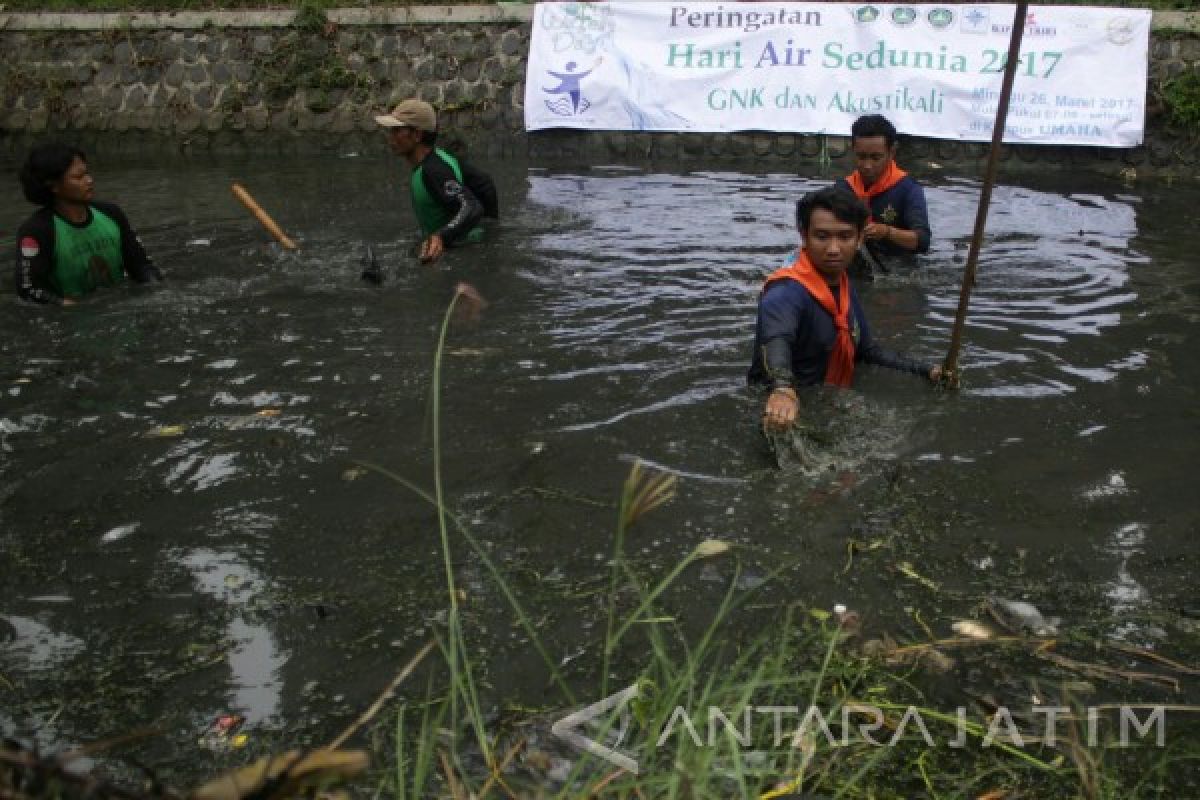 Ratusan Siswa Bersihkan Kali Pelayaran Sidoarjo