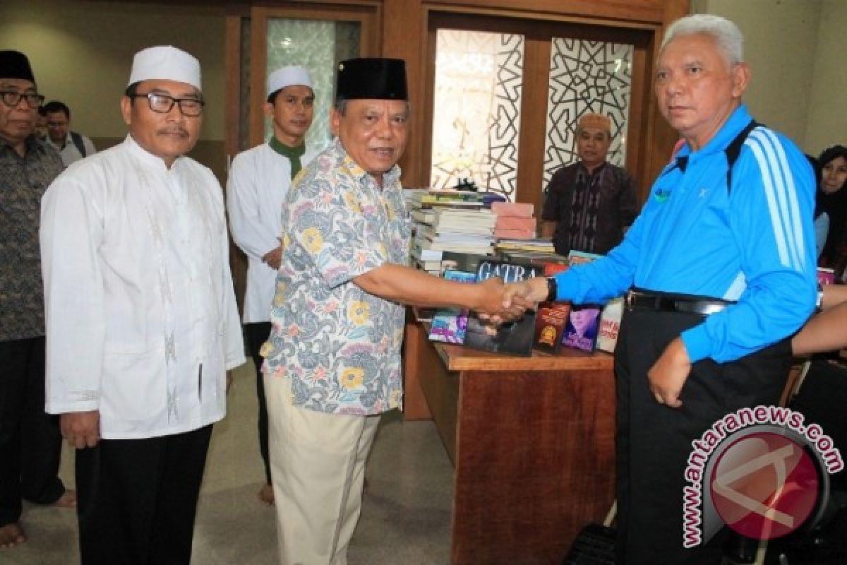 Gubernur Wakafkan Ratusan Buku Untuk Islamic Center 