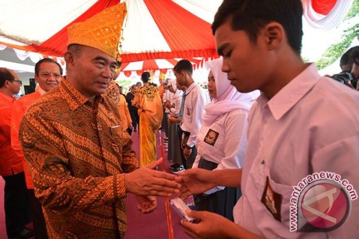 Mendikbud Canangkan Gerakan Kembali Ke Sekolah