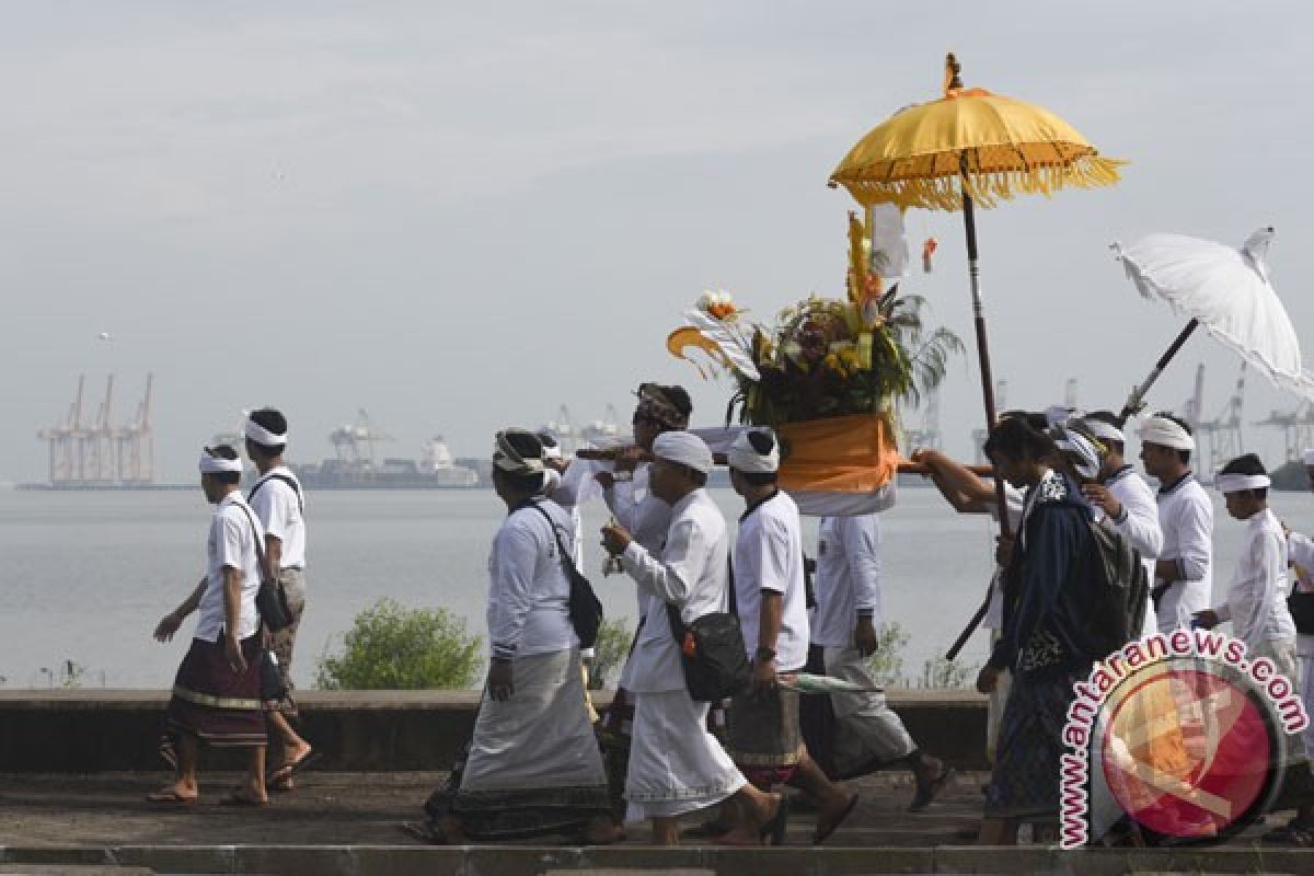 Ratusan Umat Hindu Gelar Melasti Di Pantai Paseban Antara News