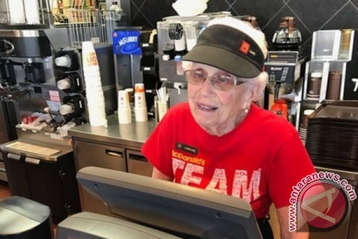 44 Tahun Nenek Ini Bekerja di McDonald dan Belum Berencana Pensiun