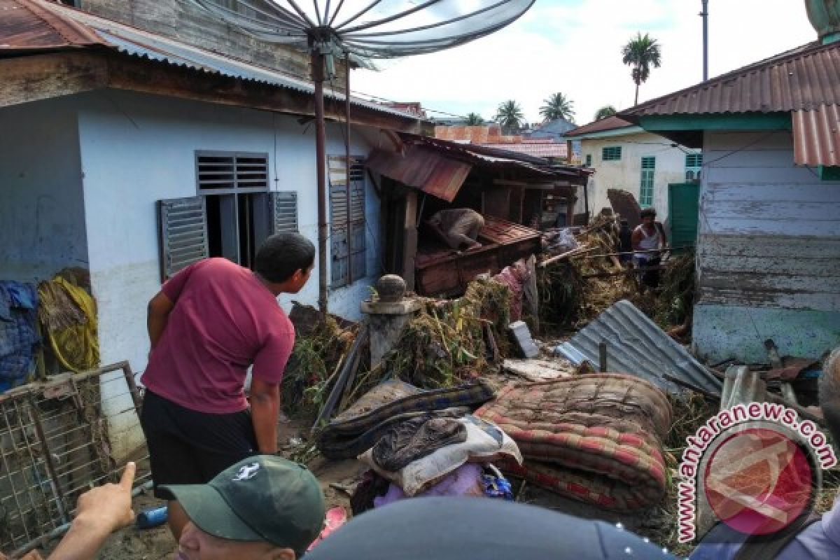 Pasca Banjir Warga Selamatkan Harta