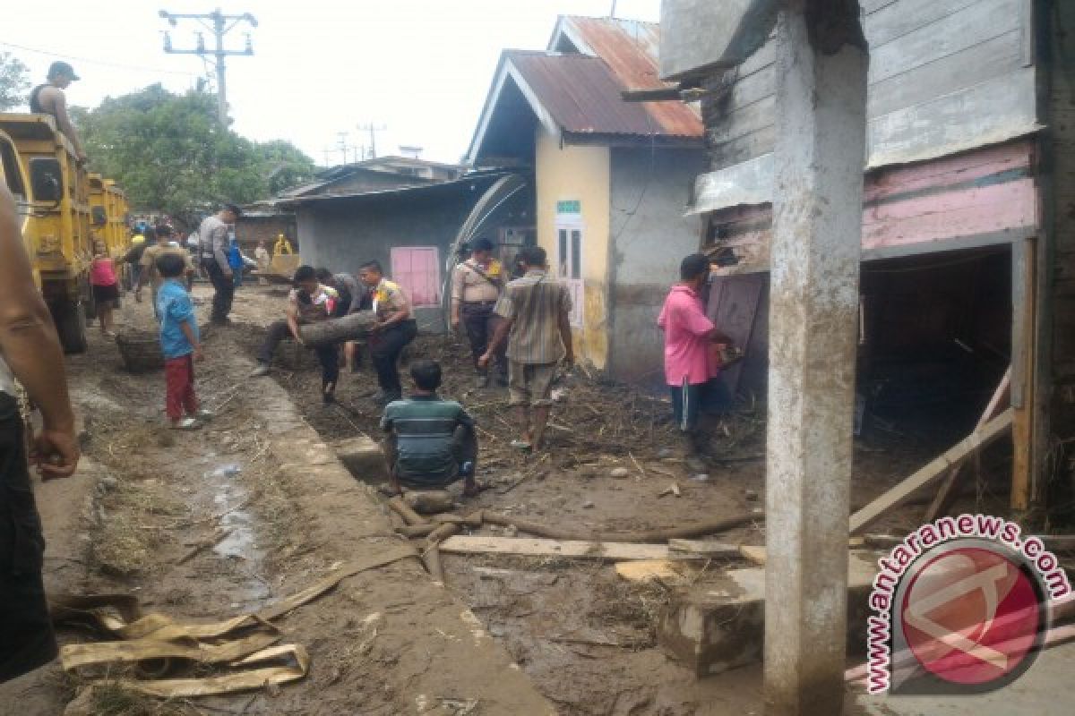 Bersihkan Material Banjir