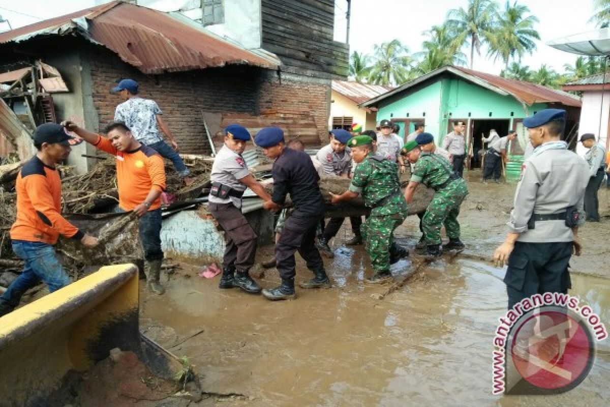 Brimob Detasemen C Evakuasi Korban Banjir