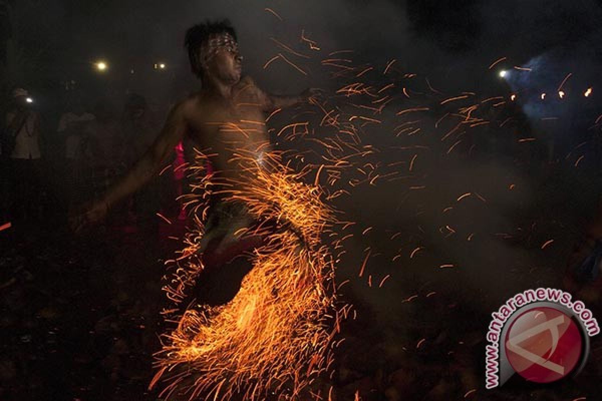 Wisatawan kagumi tradisi Mesabatan Api Gianyar-Bali (video)