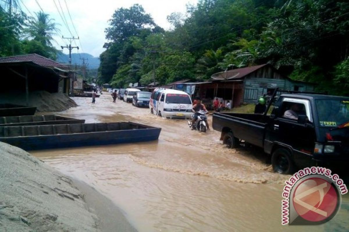 Jalan Lintas Tengah Sumatera Terendam Banjir