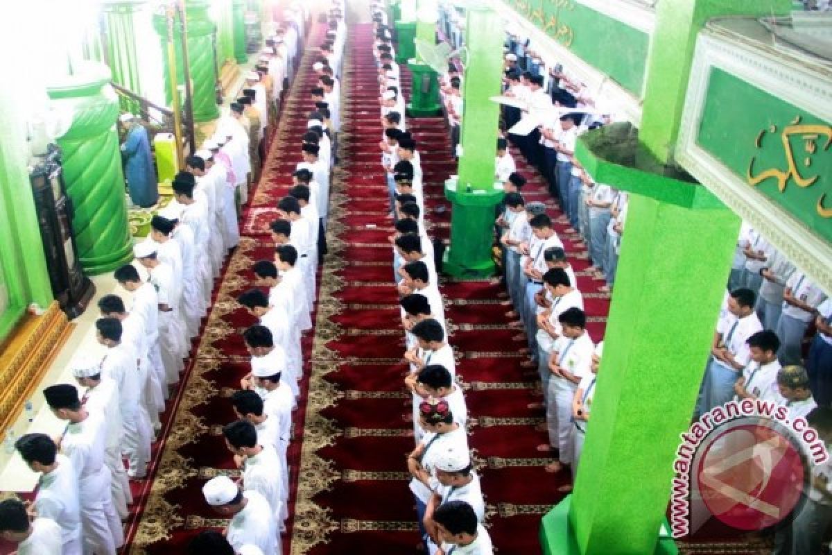 Orangtua Siswa Ikut Sholat Hajat Persiapan UN