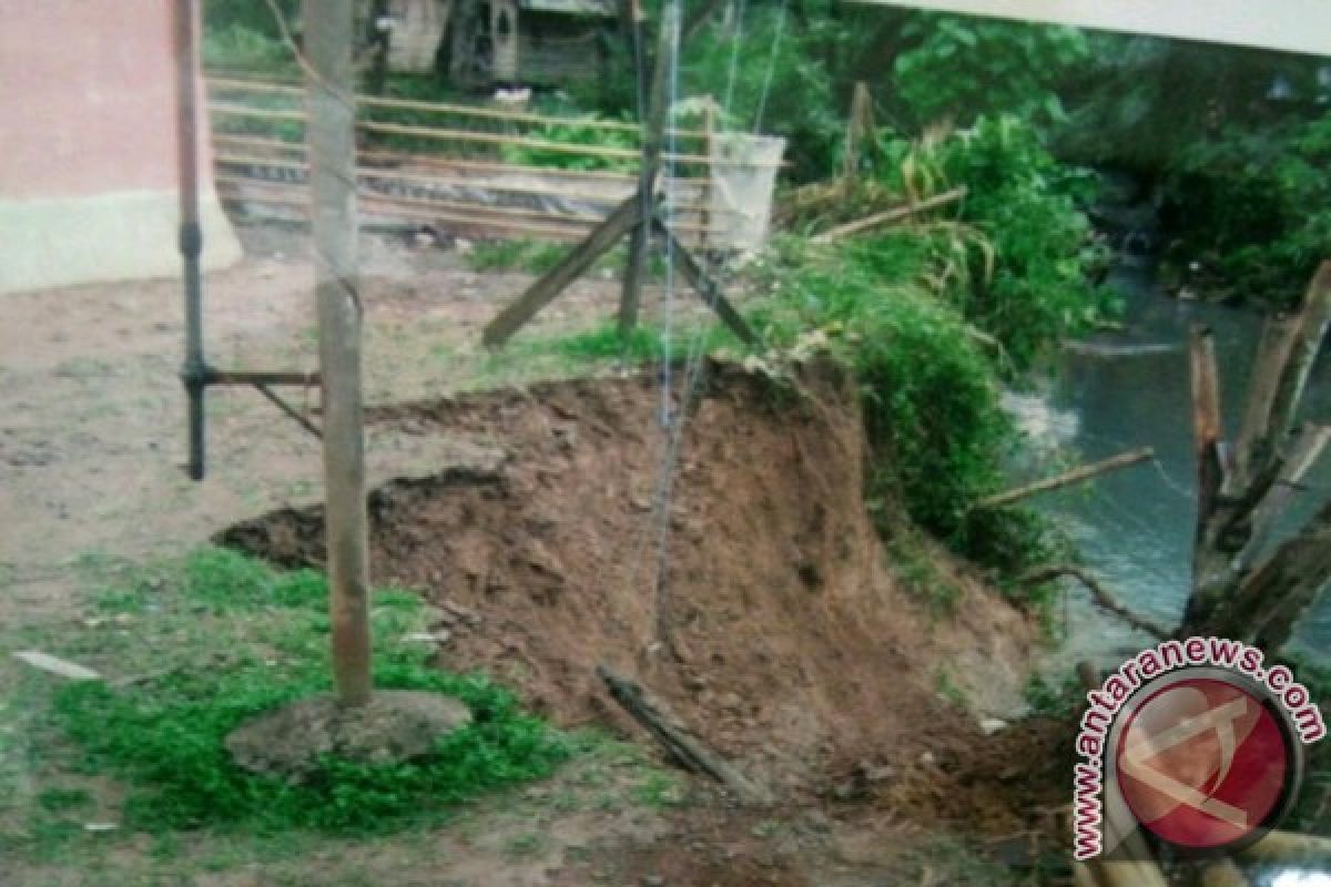 Gerusan Air Sebabkan Badan Jalan Antar Desa Tapsel Amblas