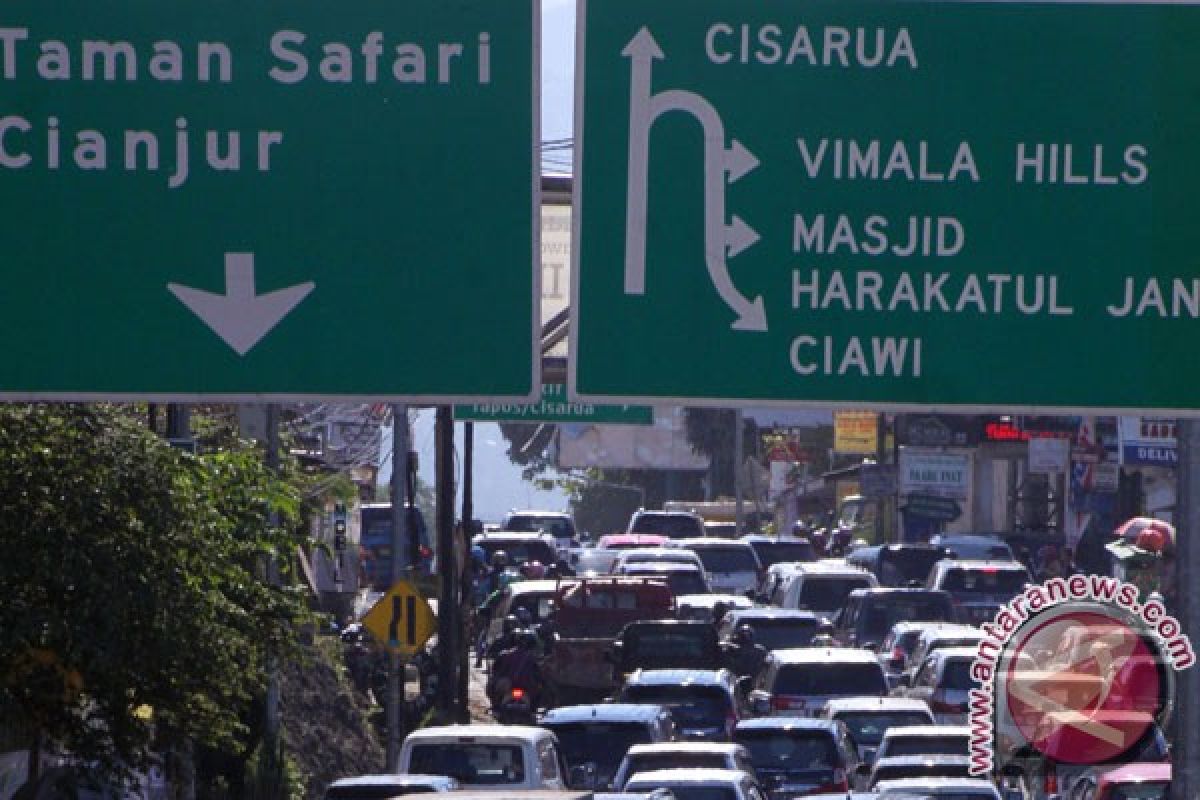 Libur panjang, jalur Puncak padat