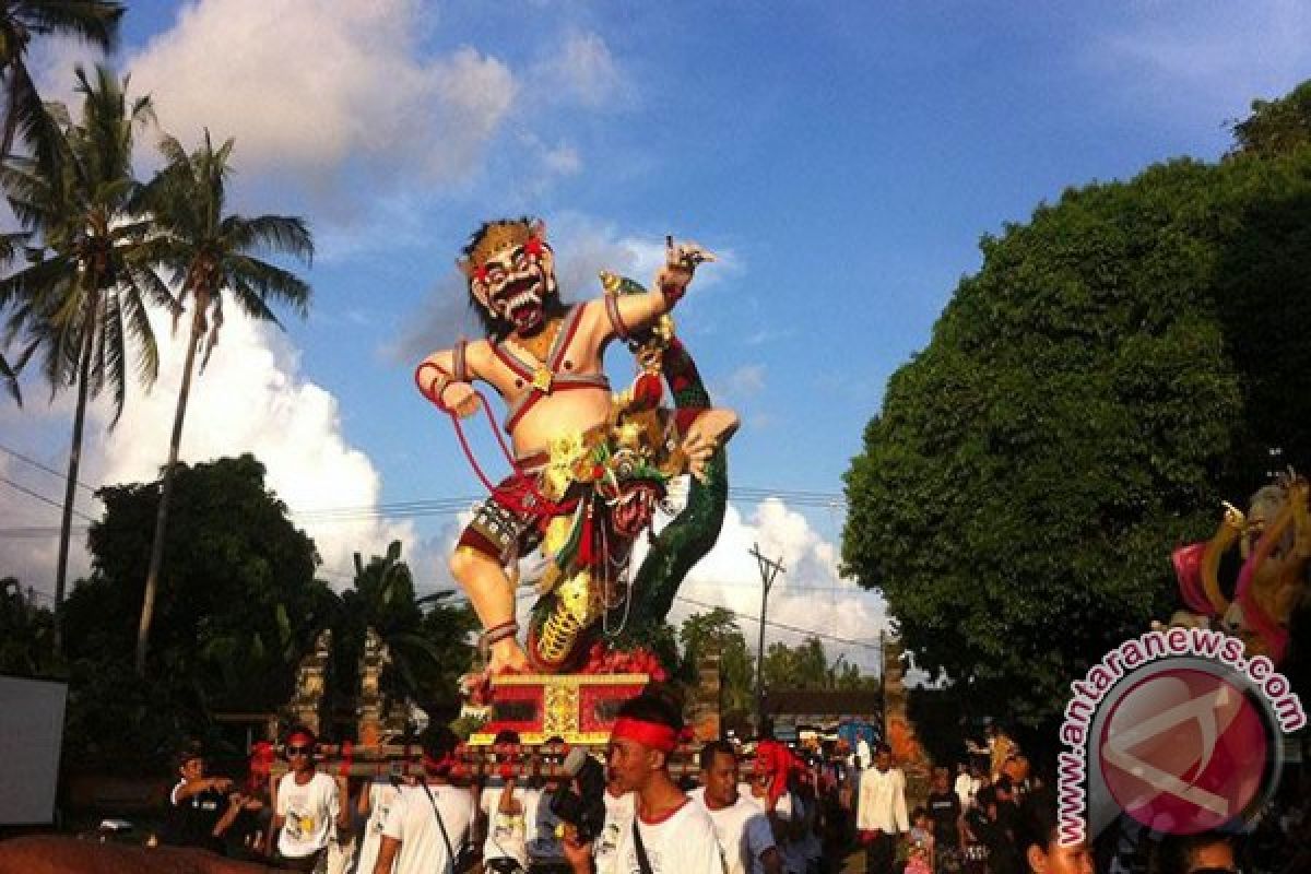 Umat Hindu Pawai Ogoh-ogoh 