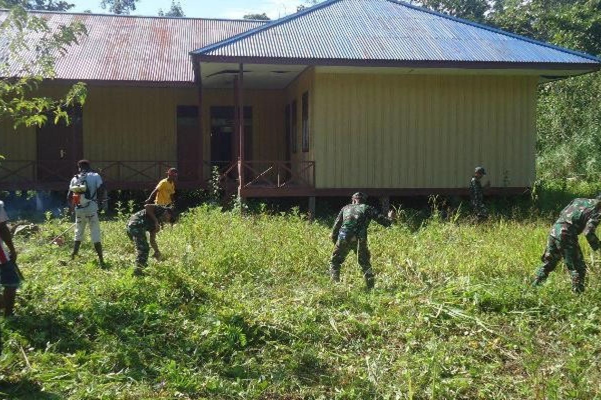 Koramil Agimuga bantu bersihkan lingkungan sekolah