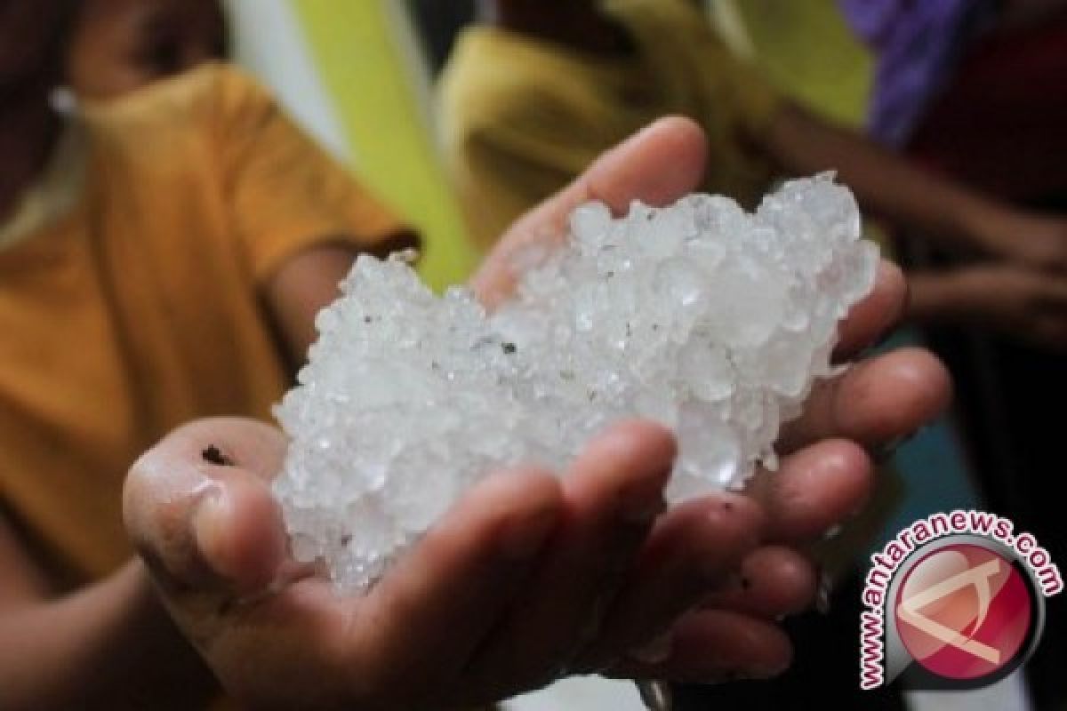 Fenomena unik hujan es kagetkan warga Kotim