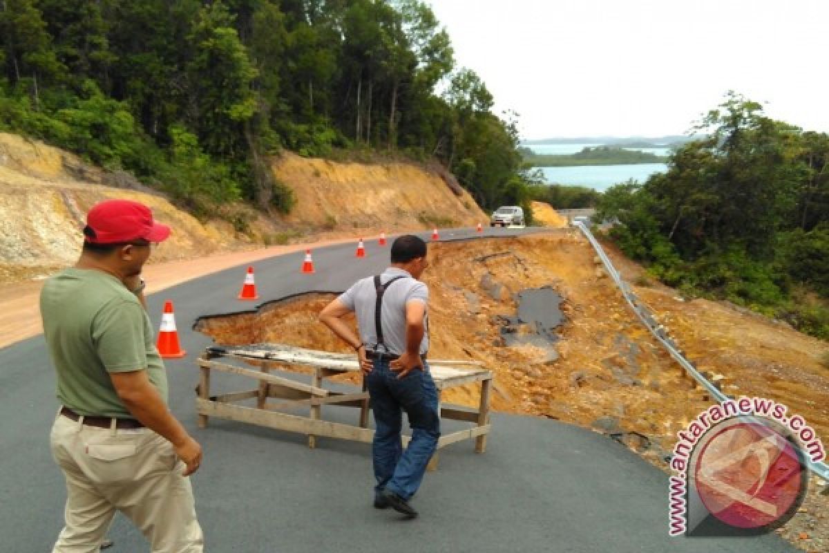 Jalan Longsor Sungai Tenam Diperbaiki