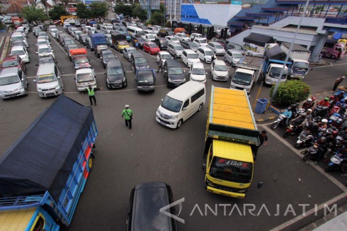 Libur Panjang, Pelabuhan Ketapang Dipadati Kendaraan