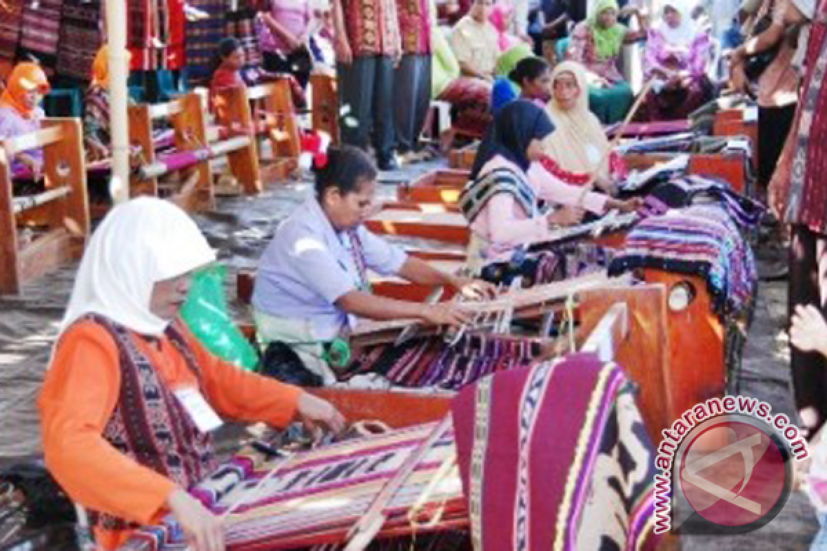 Ratusan penenun Sumba antusias mengikuti festival