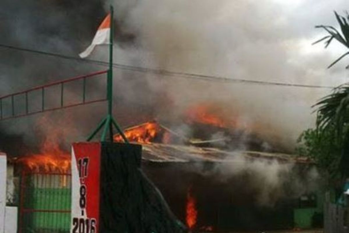 Kebakaran menghanguskan empat petak perumahan Kodam Cenderawasih di Kotaraja