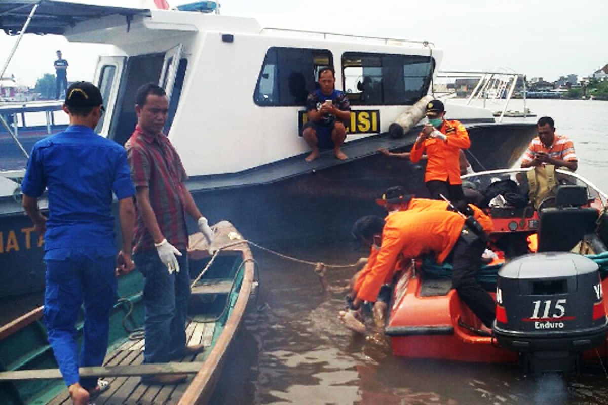 Tim Gabungan Temukan Korban Tersambar Petir di Sungai Kapuas