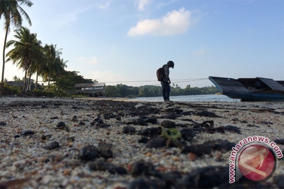 Limbah Minyak Cemari Pesisir Pantai Bintan