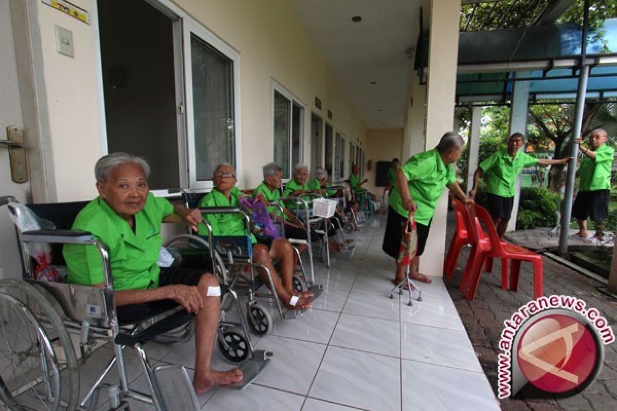 Ratusan lansia di Kalteng terima bantuan dari Kemensos RI