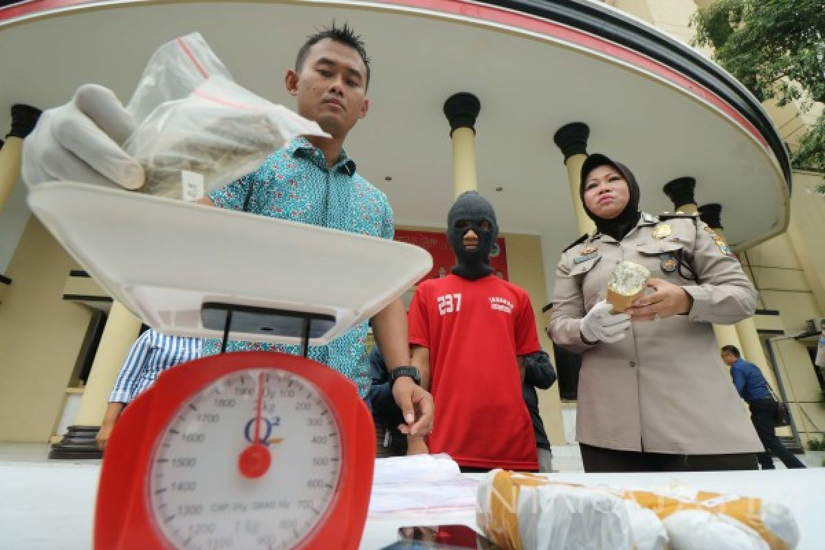 Polisi Bekuk Tersangka Bandar Narkoba di Surabaya