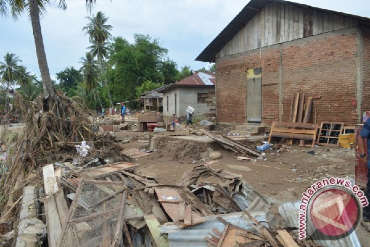 Ratusan Rumah Rusak Dampak Banjir