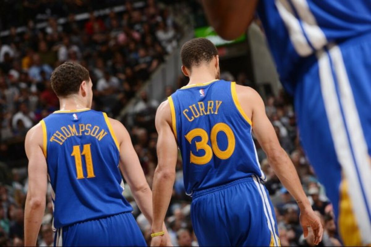 Hapus ketertinggalan 22 poin, Warriors berbalik bekap Spurs 110-98