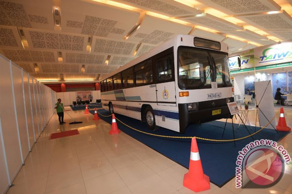 Hari ini ada pameran kerajinan tangan dan bus klasik