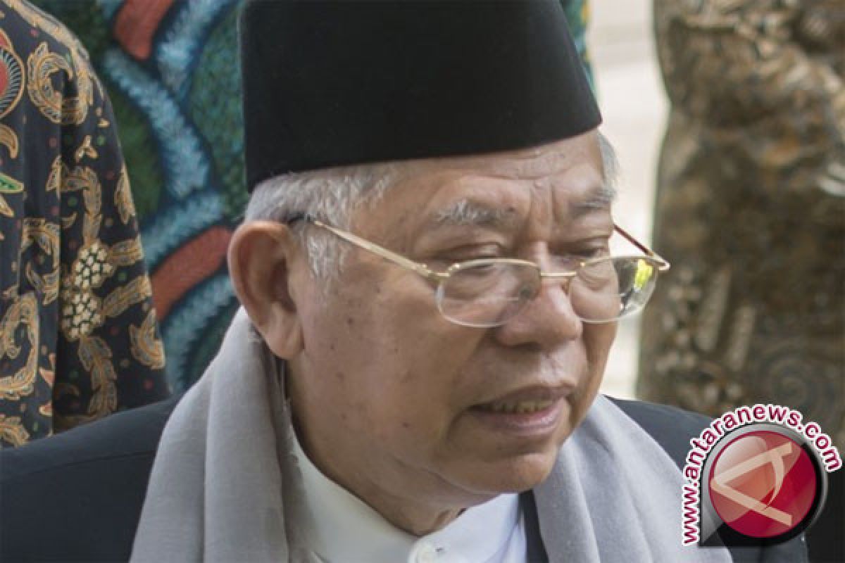 Ma'ruf Amin tebar senyum saat hadiri upacara hari santri nasional