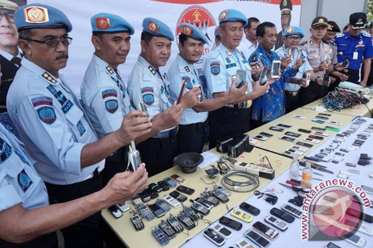Petugas Lapas Nusakambangan musnahkan 122 telepon seluler
