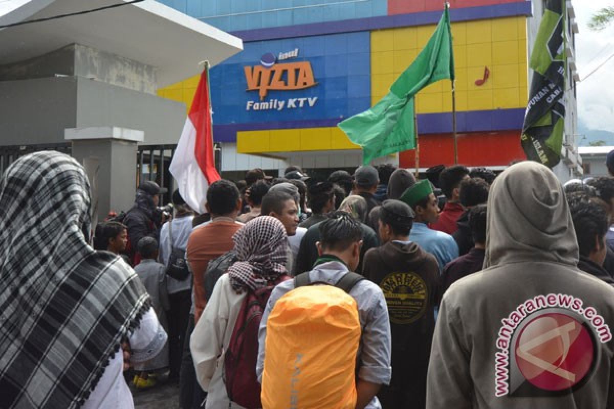 Demonstran "segel" tempat karaoke Inul Vizta di Palu