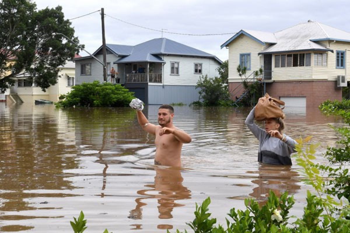 Dua orang tewas, puluhribuan terjebak banjir Australia