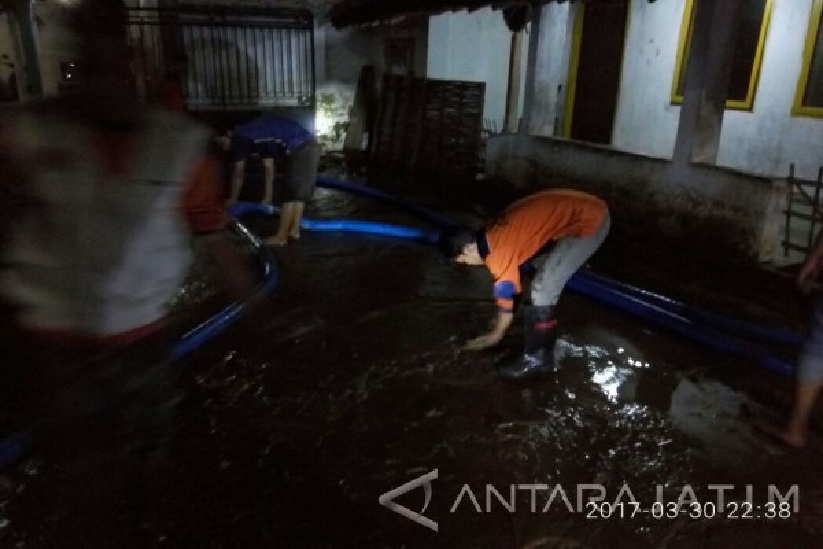 Belasan Rumah di Jember Tergenang Banjir Lumpur