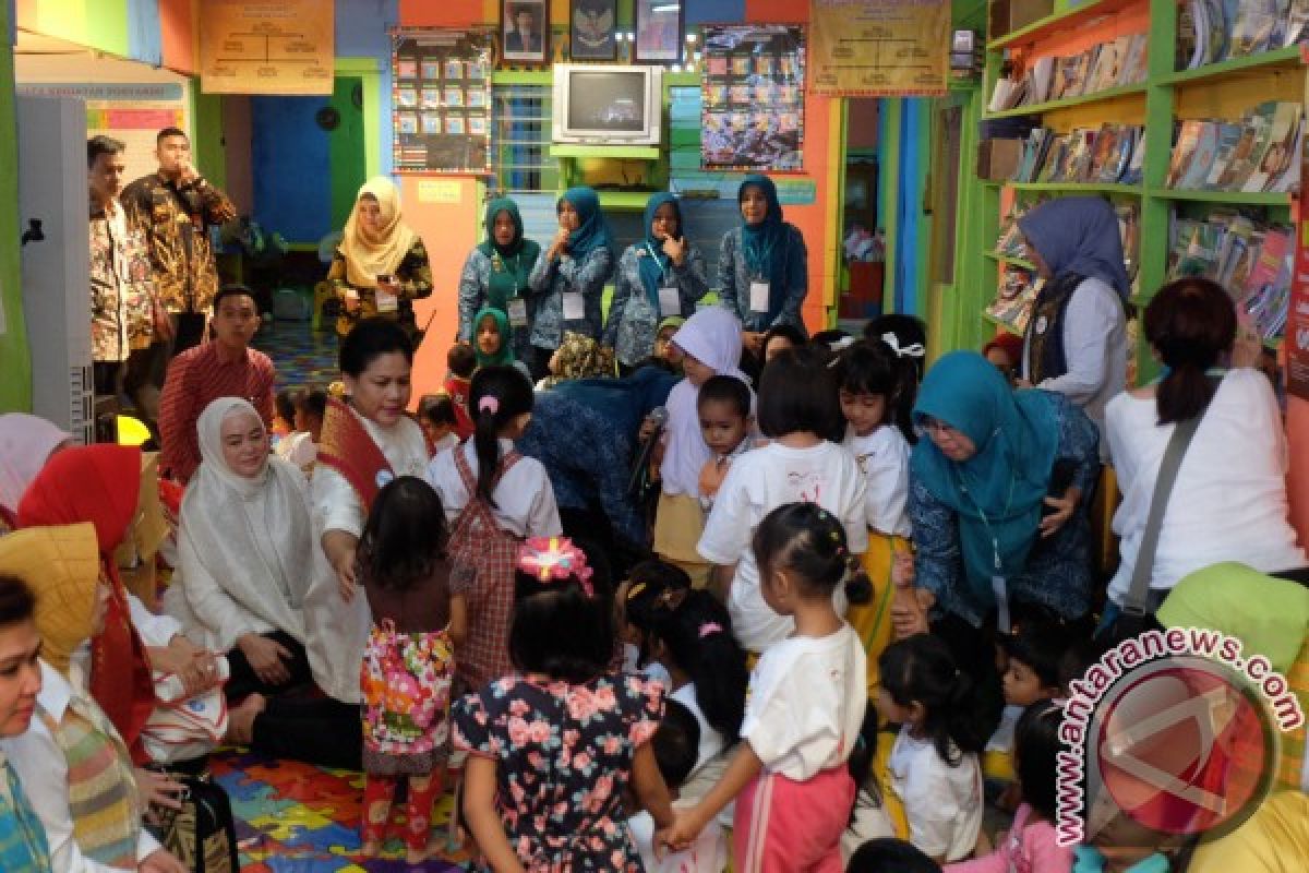 Gaya Iriana Jokowi saat tantang pengajar PAUD Riau