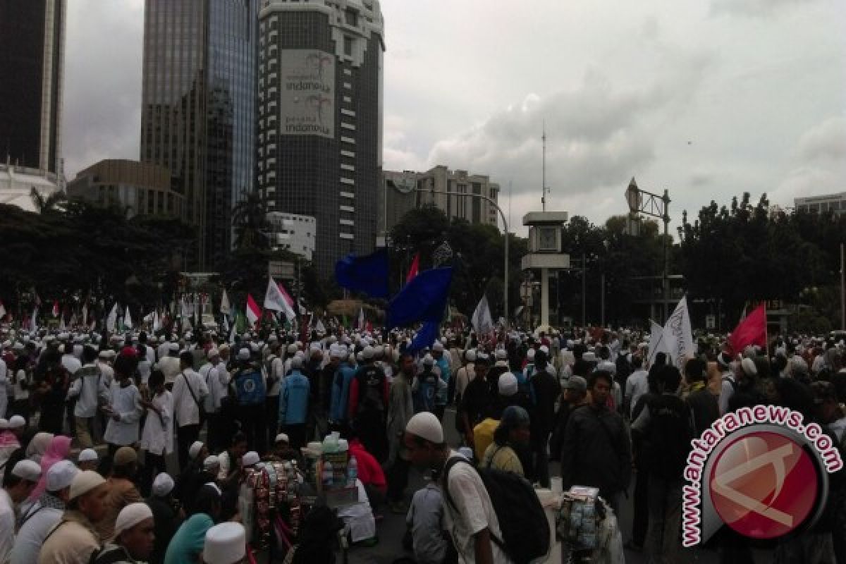 Massa 313 mulai berkumpul di bundaran Patung Kuda