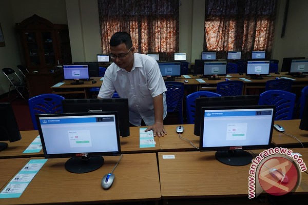 Siswa SMK Swadaya bagi sembako jelang UNBK