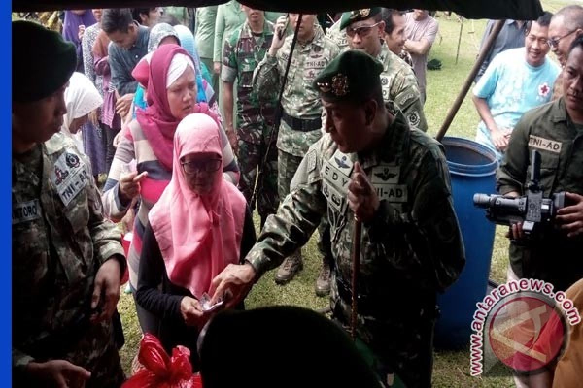 Pangkostrad Bagikan Paket Kebutuhan Pokok Di Sukabumi 