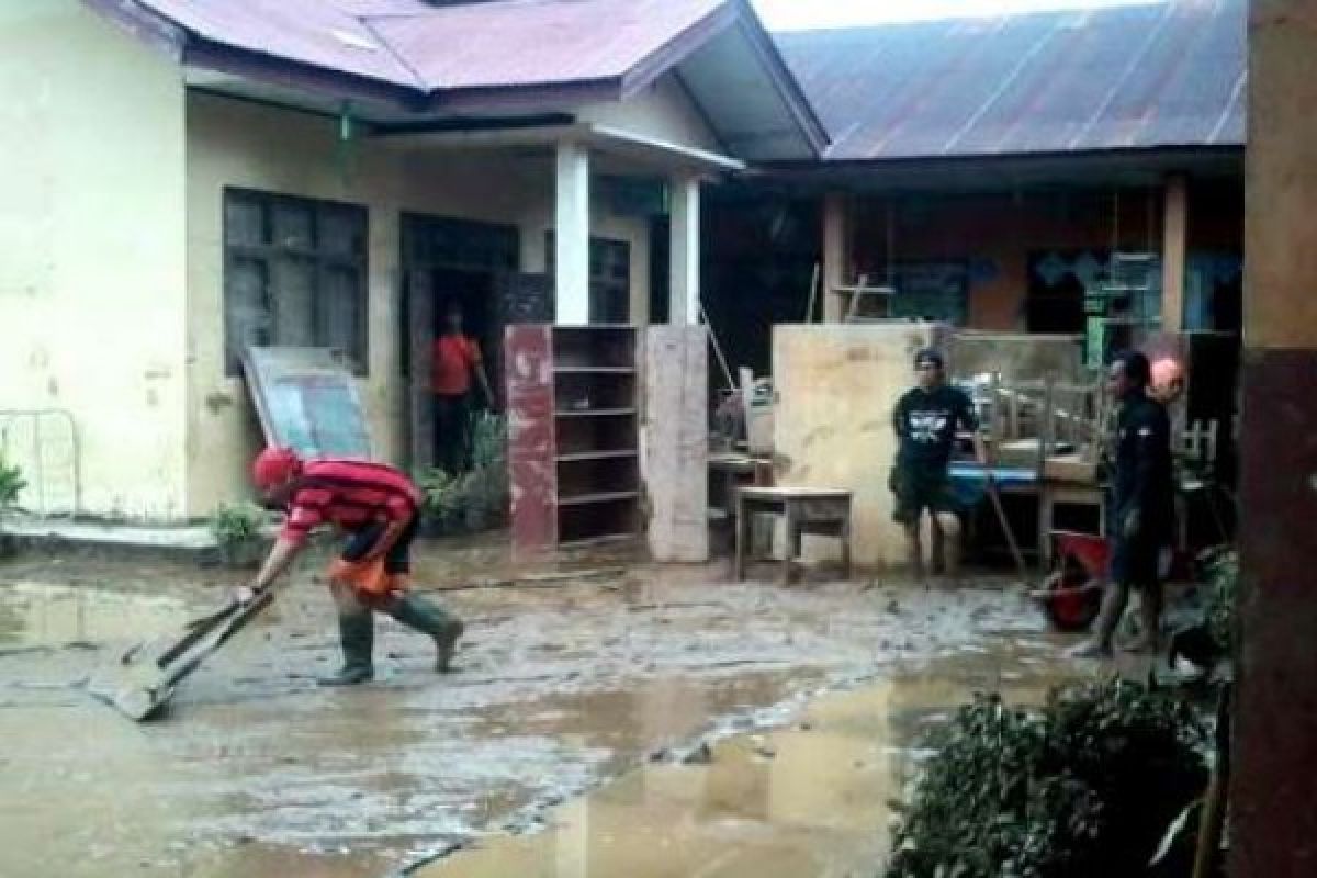 Aksi Sosial, Puluhan Mahasiswa Pekanbaru Bantu Warga Pangkalan Bersihkan Sekolah 