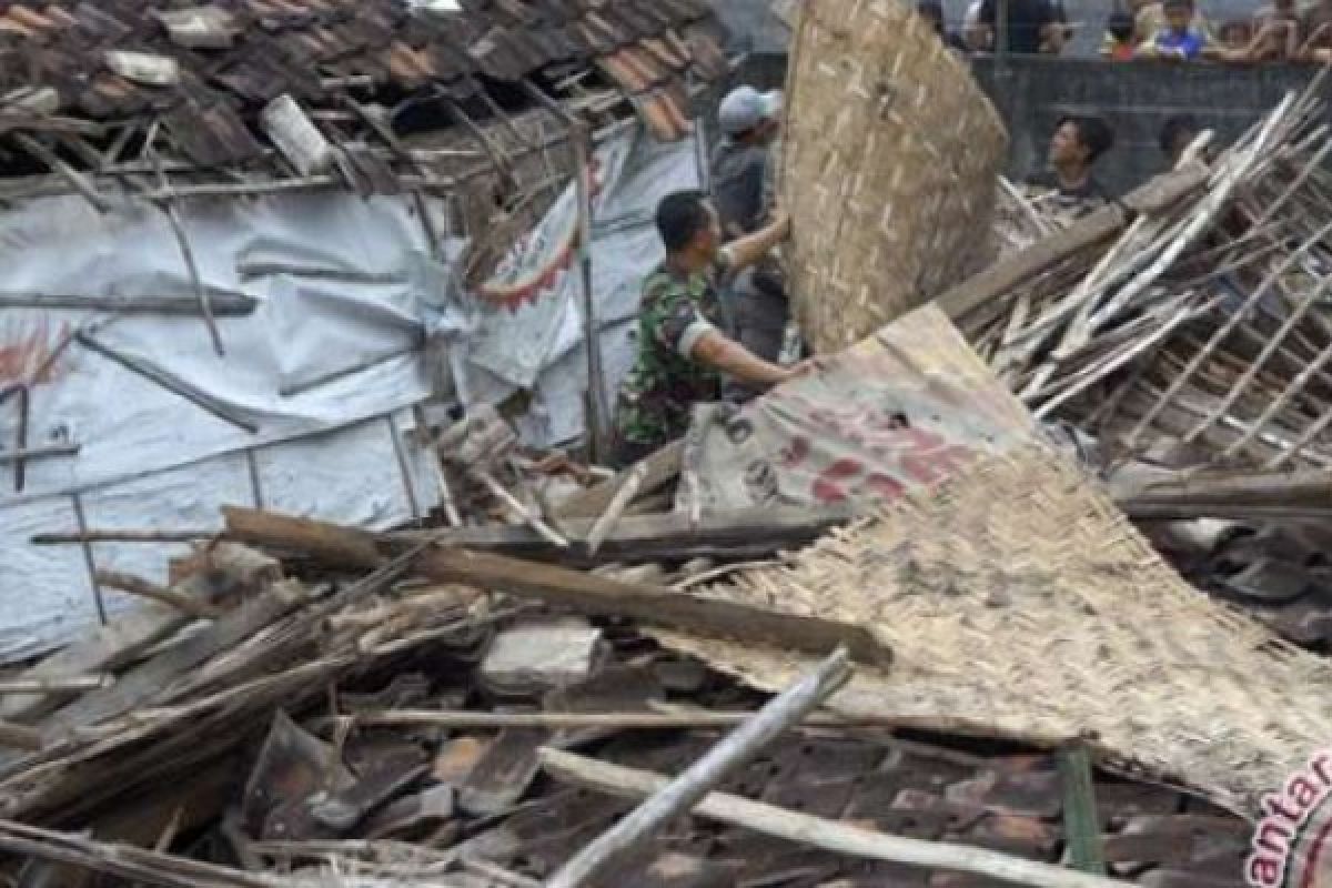 Belasan Rumah Rusak Dihantam Angin Puting Beliung di Lampung Timur