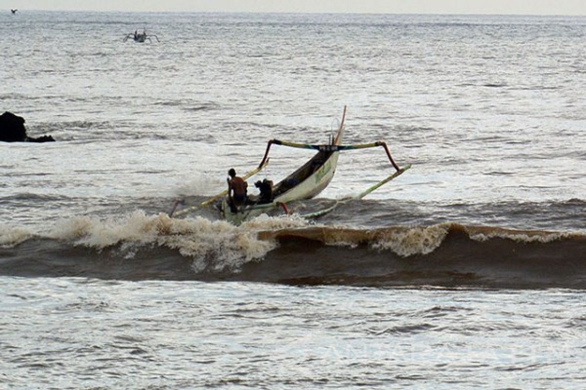 Sebuah Perahu Nelayan Jember Pecah Diterjang Ombak Plawangan Puger