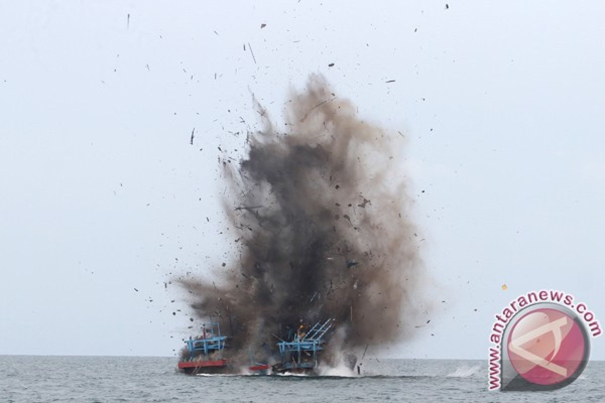 Polda Aceh musnahkan tiga kapal ilegal fishing 
