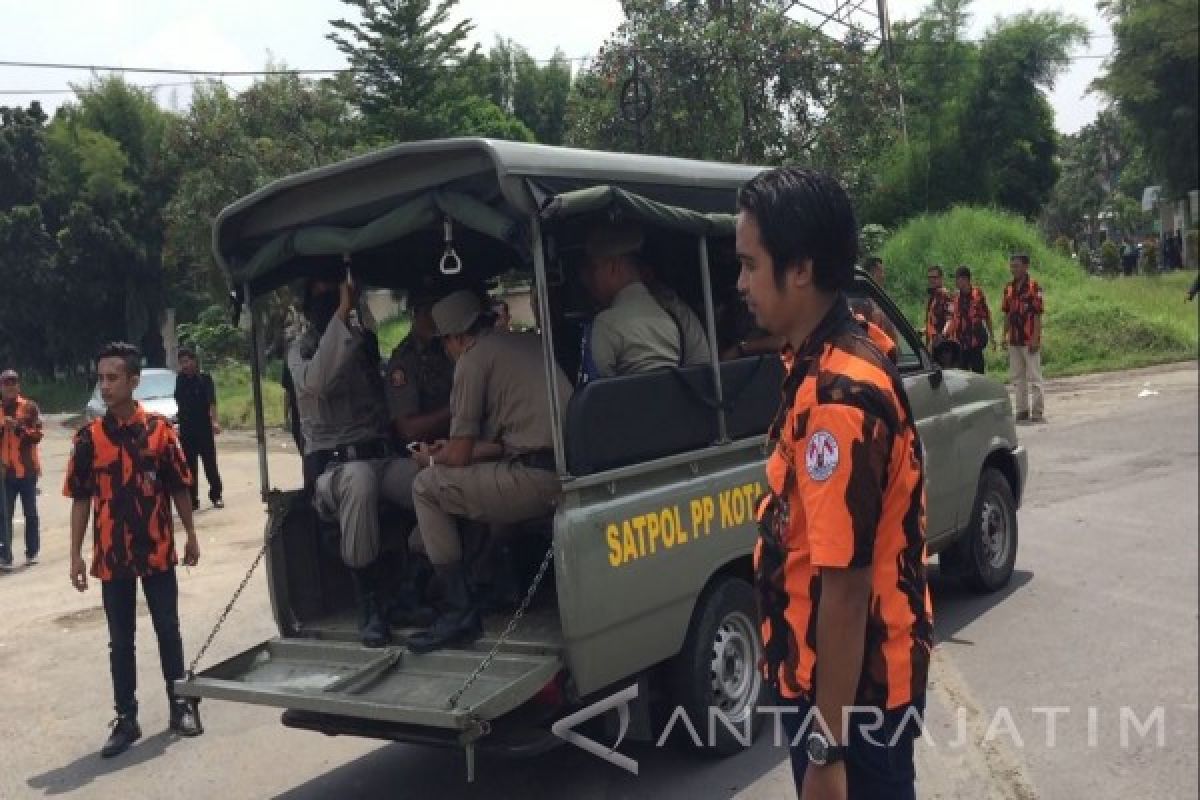 Pemkot Surabaya Tunda Pengaspalan Fasum Hindari Bentrok