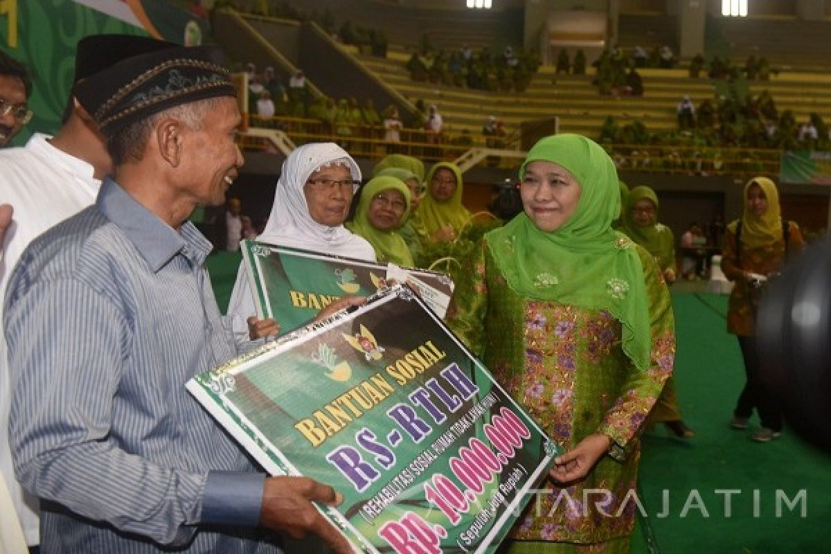 Mensos Serahkan Bantuan Rumah Tak Layak Huni     