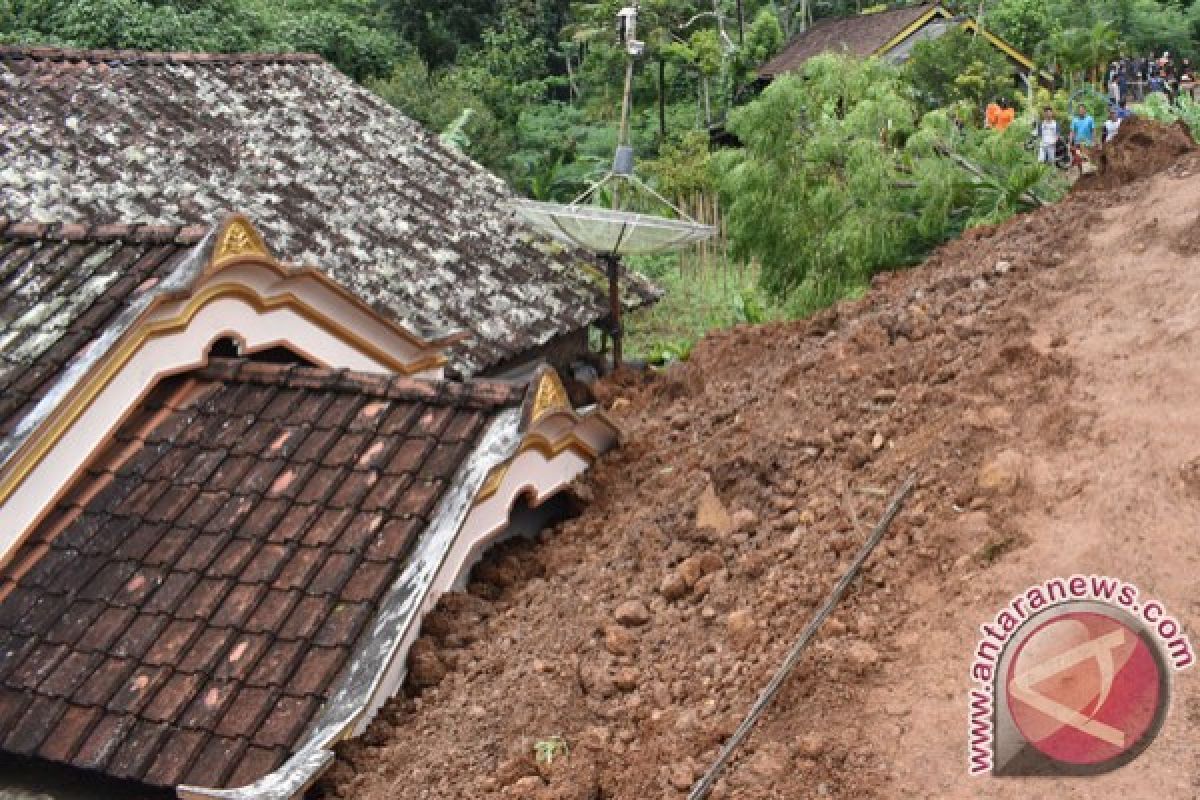 Pencarian korban longsor dihentikan karena cuaca buruk