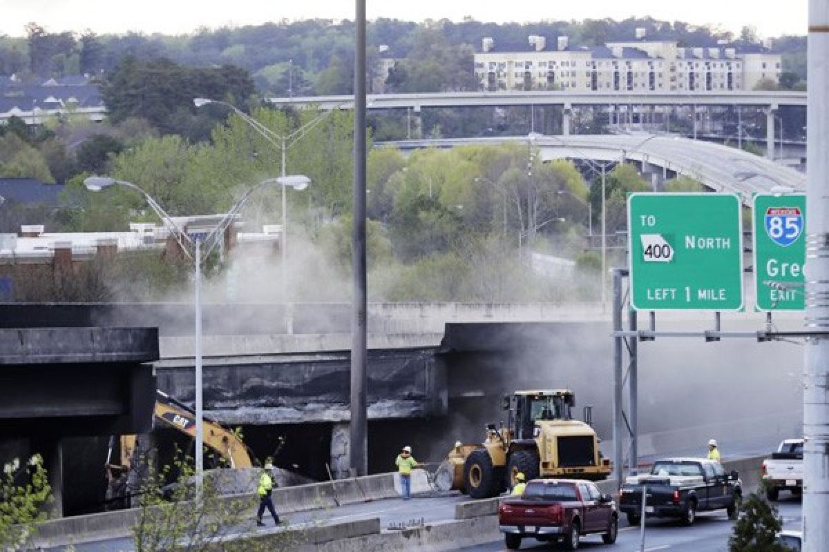 Tiga pelintas ditangkap saat jembatan Atlanta roboh