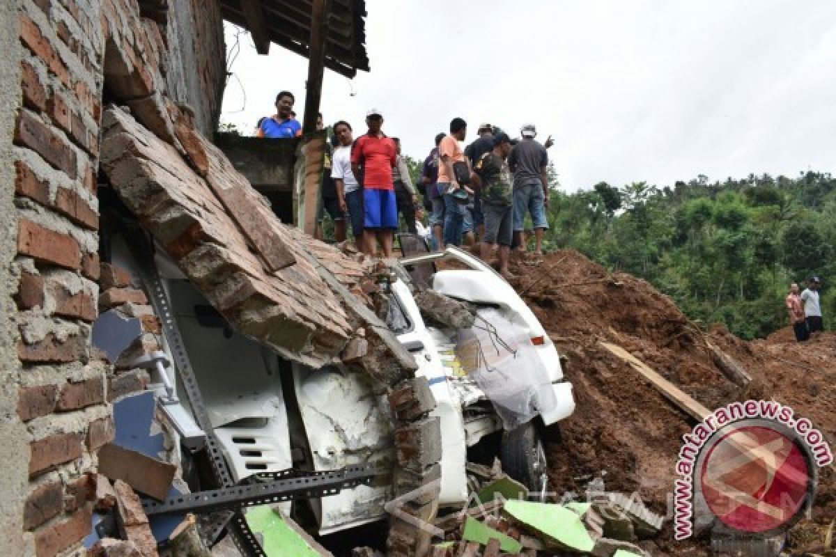 At least 27 people missing in landslides in E. Java