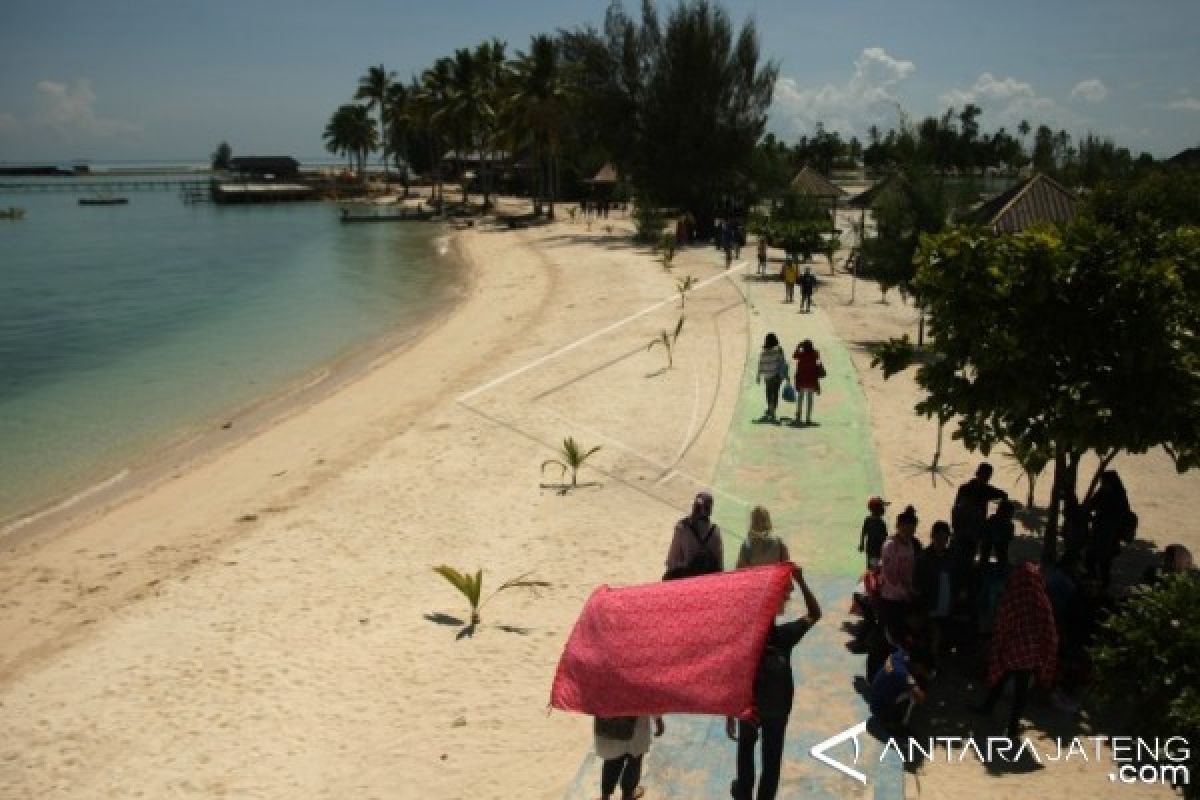 Mengakrabi Hujan Angin Saat Wisata di Pulau Bokori