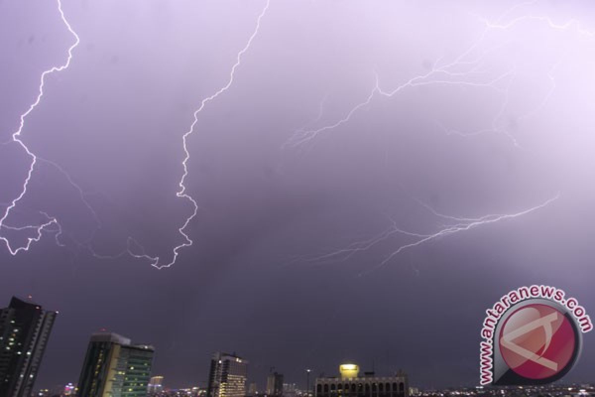 Waspada hujan petir di Jakarta hari ini