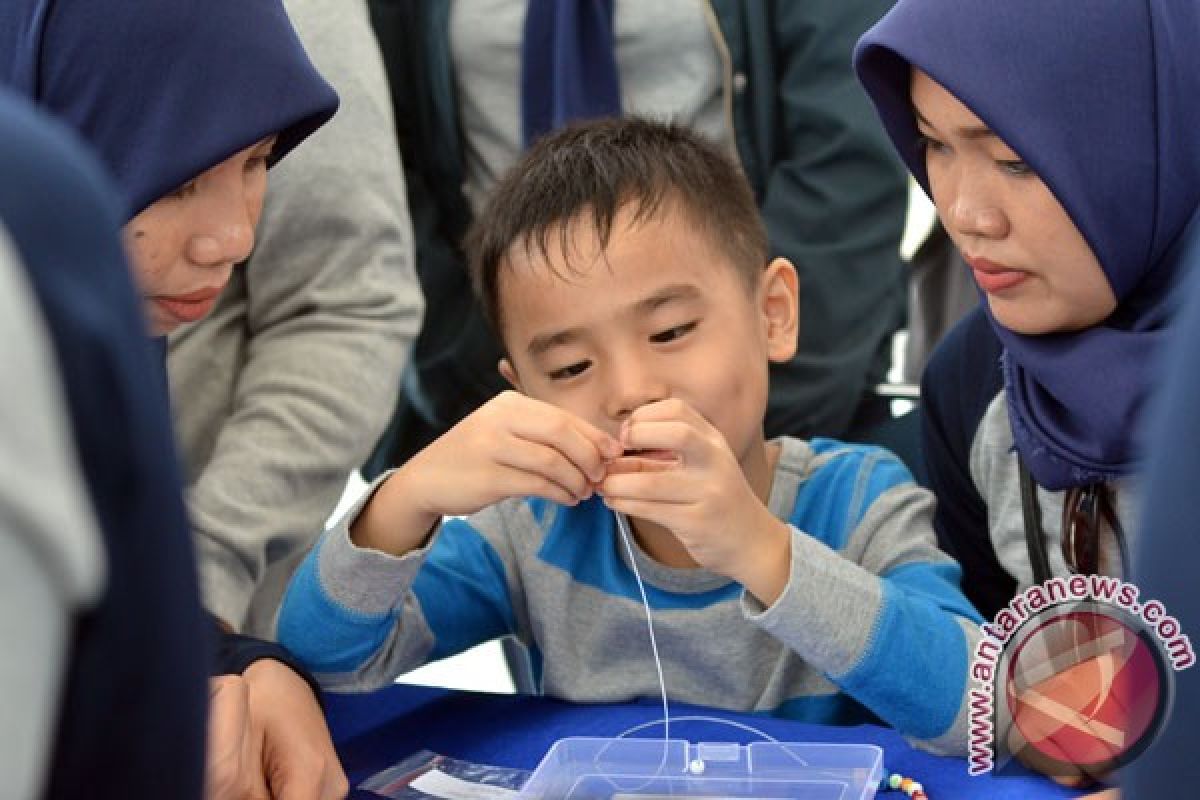 Butuh dukungan keluarga besar asuh anak autisme