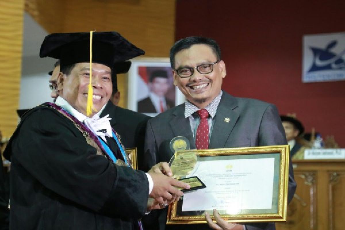 Abdul Fikri Faqih Terima Penghargaan dari Unnes