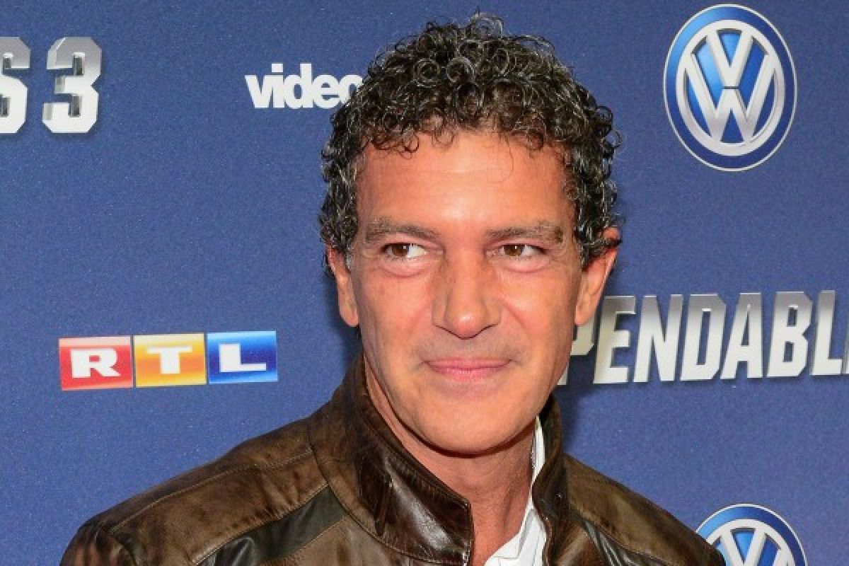 Antonio Banderas berhenti merokok setelah kena serangan jantung